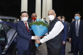 Lãnh đạo Chính quyền Bang Karnataka đón, tặng hoa Chủ tịch Quốc hội Vương Đình Huệ. (Ảnh: Doãn Tấn/TTXVN)