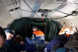 Lực lượng cứu hộ được triển khai tới khu vực máy bay Antonov An-26 của Nga mất tích tại Kamchatka ngày 6/7/2021. (Ảnh: EMERCOM/TTXVN)