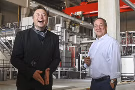 Chủ tịch Liên minh Dân chủ Cơ đốc giáo, Armin Laschet (phải) và ông Elon Musk, Giám đốc điều hành Tesla, tại dự án nhà máy Tesla Gigafactory ở Gruenheide gần Berlin, Đức ngày 13/8. (Nguồn: AP)