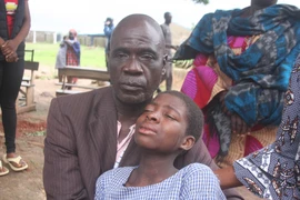 Một nữ sinh vui mừng gặp lại người thân sau khi được bọn bắt cóc thả tại Kaduna, Tây Bắc Nigreia, ngày 25/7/2021. (Ảnh: AFP/TTXVN)