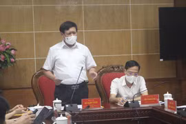 Thứ trưởng Đỗ Xuân Tuyên lưu ý Thanh Hóa phải làm tốt công tác phòng chống dịch trong các khu công nghiệp và các khu nhà trọ có đông công nhân lưu trú. (Ảnh: Hoa Mai/TTXVN)