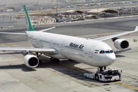 Máy bay của hãng hàng không Iran Mahan Air tại sân bay quốc tế Dubai, UAE. (Ảnh: AFP/TTXVN)