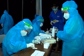 Nhân viên y tế Nghệ An lấy mẫu xét nghiệm đối với những trường hợp liên quan đến các ca nhiễm. (Ảnh: Văn Tý/TTXVN)