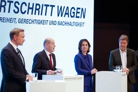 Lãnh đạo đảng Dân chủ Tự do (FDP) Christian Lindner, ứng viên Thủ tướng của đảng Dân chủ Xã hội (SPD) Olaf Scholz, đồng lãnh đạo đảng Xanh Annalena Baerbock và Robert Habeck trong cuộc họp báo tại Berlin, sau khi các đảng đạt thoả thuận liên minh thành lậ