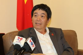 Đại sứ-Trưởng Phái đoàn đại diện thường trực Việt Nam tại ASEAN Nguyễn Hải Bằng trả lời phỏng vấn. (Ảnh: Hữu Chiến/TTXVN)