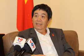 Đại sứ-Trưởng Phái đoàn đại diện thường trực Việt Nam tại ASEAN Nguyễn Hải Bằng trả lời phỏng vấn. (Ảnh: Hữu Chiến/TTXVN)
