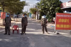 Lực lượng chức năng của huyện Ninh Phước tăng cường trực chốt để kiểm soát và phòng, chống dịch bệnh. (Ảnh: Công Thử/TTXVN)