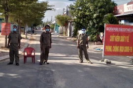 Lực lượng chức năng của huyện Ninh Phước tăng cường trực chốt để kiểm soát và phòng, chống dịch bệnh. (Ảnh: Công Thử/TTXVN)