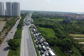 Tình trạng ùn tắc kéo dài hàng km. (Ảnh: Huy Hùng/TTXVN)