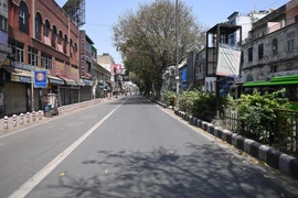 Cảnh vắng vẻ trên đường phố tại New Delhi, Ấn Độ, trong thời gian phong tỏa phòng dịch COVID-19 ngày 18/4/2021. (Ảnh: AFP/TTXVN)