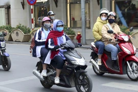 Người dân cần biết cách giữ ấm và phòng chống rét cho bản thân và gia đình. (Ảnh: Tuấn Đức/TTXVN)