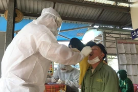 Lấy mẫu xét nghiệm của các đối tượng là lái xe, nhân viên tại bến xe khách, các trạm dừng nghỉ, cửa ngõ ra vào tỉnh và các tuyến xe buýt cố định tại Bình Dương. (Ảnh: Văn Hướng/TTXVN)