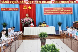 Chủ tịch Quốc hội Nguyễn Thị Kim Ngân, Chủ tịch Hội đồng Bầu cử quốc gia với Ban Chỉ đạo công tác bầu cử tỉnh An Giang. (Ảnh: Trọng Đức/TTXVN)