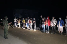 Các công dân nhập cảnh trái phép vào địa phận xã Ngọc Chung, huyện Trùng Khánh, tỉnh Cao Bằng. (Ảnh: TTXVN phát)