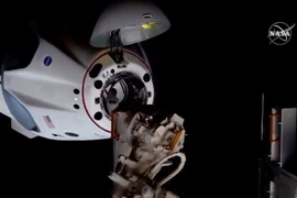 Hình ảnh ghi lại từ Trung tâm của NASA cho thấy tàu vũ trụ Crew Dragon của Tập đoàn SpaceX (Mỹ) đang kết nối với Trạm Vũ trụ quốc tế, ngày 31/5/2020. (Ảnh: THX/TTXVN)