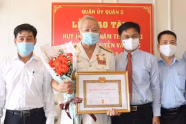 Bí thư Quận ủy quận 5 Nguyễn Mạnh Cường trao Huy hiệu 60 tuổi Đảng cho Anh hùng Lực lượng vũ trang nhân dân Nguyễn Văn Đức. (Nguồn: hcmcpv.org.vn)