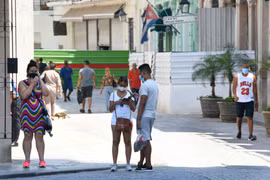 Người dân đeo khẩu trang phòng lây nhiễm COVID-19 tại La Habana, Cuba, ngày 15/4/2021. (Ảnh: THX/TTXVN)