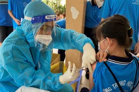 Long An tiêm vaccine phòng COVID-19 cho học sinh Trung học trước khi đến trường học trực tiếp. (Ảnh: Đức Hạnh/TTXVN)