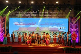 Biểu văn nghệ chào mừng Tết quân dân mừng Chol Chnam Thmay năm 2021. (Ảnh: Ngọc Thiện/TTXVN)