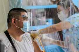 Tiêm vaccine ngừa COVID-19 cho nhân viên y tế tại Manila, Philippines, ngày 23/3/2021. (Ảnh: THX/TTXVN)