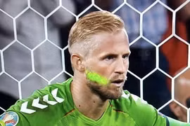 Một cổ động viên Anh đã chiếu tia laser vào mặt Kasper Schmeichel trước quả phạt đền của Anh. (Nguồn:dailymail.co.uk)