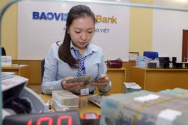 Hoạt động nghiệp vụ tại Ngân hàng TMCP Bảo Việt. (Ảnh: Trần Việt/TTXVN)