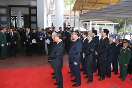 Các đồng chí lãnh đạo, nguyên lãnh đạo Đảng, Nhà nước cùng đông đảo đại diện các cơ quan, Ban, ngành Trung ương, địa phương tới viếng Chủ tịch nước Trần Đại Quang. (Ảnh: TTXVN)