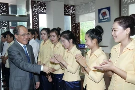 Chủ tịch Quốc hội gặp gỡ doanh nghiệp Việt sang đầu tư tại Lào