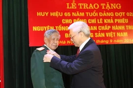 Trao Huy hiệu 65 năm tuổi Đảng cho nguyên Tổng Bí thư Lê Khả Phiêu