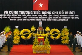 Linh cữu nguyên Tổng Bí thư Đỗ Mười quàn tại Nhà tang lễ quốc gia, số 5 Trần Thánh Tông (Hà Nội). (Ảnh: TTXVN)