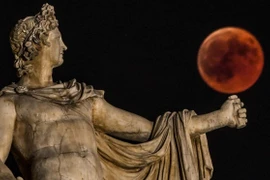 Hình ảnh tuyệt đẹp về nguyệt thực toàn phần dài nhất thế kỷ