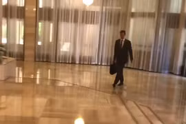 Video Tổng thống Syria Assad ung dung đi làm sau vụ không kích