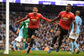 Pogba hất đổ tiệc mừng của Manchester City, Bayern lên ngôi sớm