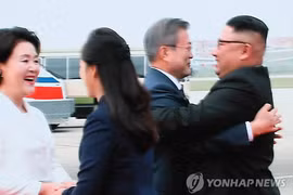 Hình ảnh ông Kim Jong-un ra tận sân bay đón Tổng thống Hàn Quốc