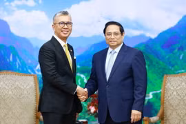Thủ tướng Phạm Minh Chính tiếp Bộ trưởng Đầu tư, Thương mại và Công nghiệp Malaysia Tengku Datuk Seri Zafrul Abdul Aziz. (Ảnh: Dương Giang/TTXVN)