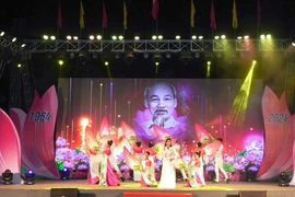 Một tiết mục văn nghệ tại lễ kỷ niệm. (Ảnh: Thanh Thủy/TTXVN)