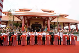 Các đại biểu thực hiện nghi thức cắt băng khánh thành Đền thờ Anh hùng Liệt sỹ Rừng Sác-Cần Giờ. (Ảnh: Xuân Khu/TTXVN)