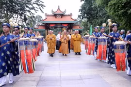 Nghi lễ Phật giáo rước linh vị các Anh hùng liệt sỹ tại Thành phố Hồ Chí Minh. (Ảnh: Xuân Khu/TTXVN)