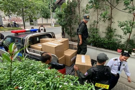 Lực lượng chức năng thu giữ nhiều hồ sơ, tài tiệu từ nhà bà Nguyễn Thị Như Loan, Tổng Giám đốc Công ty cổ phần Quốc Cường Gia Lai tại số 26 đường Trần Quốc Thảo, Quận 3, TP Hồ Chí Minh vào chiều 19/7/2024. (Ảnh: Thanh Vũ-TTXVN)