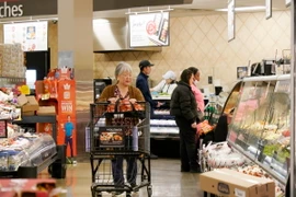 Người dân mua sắm tại siêu thị ở Millbrae, Mỹ, ngày 13/2/2024. (Ảnh: THX/TTXVN)