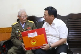Đồng chí Nguyễn Xuân Thắng thăm, tặng quà cựu chiến sỹ Điện Biên Phạm Đức Cư, trú tại phường Nam Thanh, thành phố Điện Biên Phủ. (Ảnh: Xuân Tư/TTXVN)