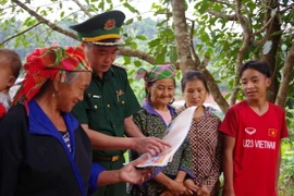 Bộ đội Biên phòng tỉnh Điện Biên tuyên truyền về Luật Biên phòng Việt Nam, Luật phòng, chống mua bán người... cho người dân huyện Nậm Pồ. (Ảnh minh họa: TTXVN phát)