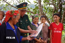 Lực lượng biên phòng tuyên truyền về phòng chống mua bán người. (Nguồn: TTXVN)