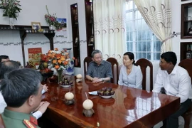 Chủ tịch nước Tô Lâm thăm gia đình Trung tướng Sơn Cang, Anh hùng Lưc lượng Vũ trang tại khóm 4, thị trấn Châu Thành. (Ảnh: Nhan Sáng/TTXVN)