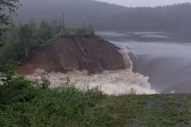 Vỡ đập tại Nga. (Nguồn: The Moscow Times)