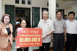 Chủ tịch nước Tô Lâm tặng nhà Đại đoàn kết cho gia đình bà Phạm Thị Cậy, là hộ nghèo thuộc phường Quang Trung, thành phố Hưng Yên. (Ảnh: Nhan Sáng/TTXVN)