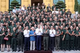 Chủ tịch nước Tô Lâm gặp mặt thân mật các đại biểu. (Ảnh: Nhan Sáng/TTXVN)