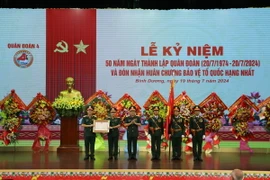 Thừa ủy quyền của Chủ tịch nước, Thượng tướng Phạm Hoài Nam, Thứ trưởng Bộ Quốc phòng trao Huân chương bảo vệ Tổ quốc hạng Nhất cho Quân đoàn 4. (Ảnh: Huyền Trang/TTXVN)