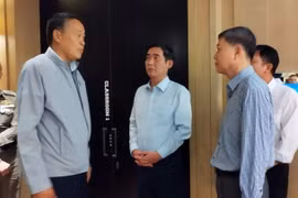 Thủ tướng Thái Lan Srettha Thavisin và Đại sứ Việt Nam tại Thái Lan Phạm Việt Hùng (thứ 4, từ trái sang) tới hiện trường vụ việc. (Ảnh: TTXVN phát)