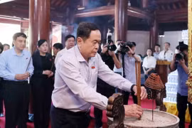 Chủ tịch Quốc hội Trần Thanh Mẫn dâng hương tưởng niệm tại Đền thờ Chủ tịch Hồ Chí Minh ở Nghĩa trang Liệt sỹ quốc tế Việt-Lào. (Ảnh: An Đăng/TTXVN)